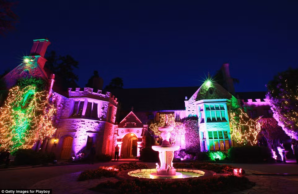 Toàn bộ khu nhà rộng hơn 20.000 m2 có 29 phòng, một hầm rượu, một rạp chiếu phim, một trung tâm vui chơi, 3 vườn thú, một hồ cá, một vườn cây ăn quả, một sân tennis, một sân bóng rổ, một hồ bơi, một hang động và thác nước nổi tiếng thế giới.