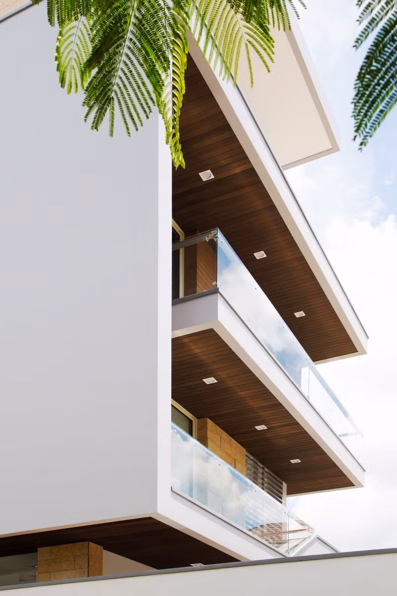 Không gian bên trong biệt thự ở TP HCM là giao thoa giữa sự tinh gọn hiện đại phương Tây và truyền thống gỗ mộc phương Đông.