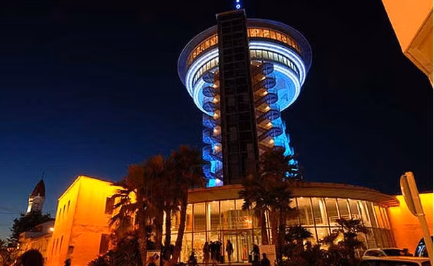 Brassiere Le Phare de la Méditerranée, Pháp: Nhà hàng xoay này nằm ở phần trên cùng của tháp nước cũ đã được cải tạo ở Palavas-les Flots gần resort Riviera French bên bờ biển. Ngồi ở đây khách sẽ chìm đắm trong cảnh quan tuyệt đẹp xung quanh.