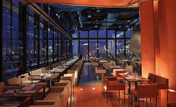 Nhà hàng Georges, Pháp: Georges nằm trên sân thượng của trung tâm phức hợp Pompidou, là bảo tàng nghệ thuật hiện đại nhất châu Âu. Ăn ở đây cũng có nghĩa bạn đang ngồi ngay giữa trái tim của thành phố Paris, trong một không gian tuyệt đẹp, phong cách phục vụ hiện đại và thưởng thức đủ hương vị quốc tế.