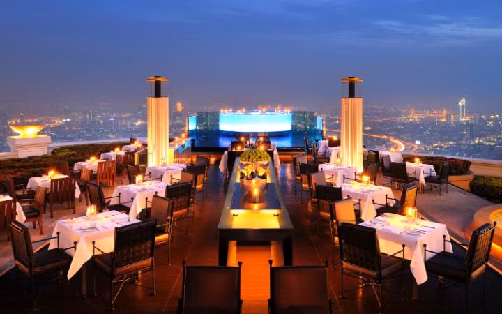 Sirocco, Bangkok, Thái Lan: Sirocco nằm trên tầng 63 của tòa nhà Dome at Lebua. Đến đây, khách có thể thưởng thức các món ăn với hương vị Địa Trung Hải, ngắm toàn cảnh thành phố Bangkok và dòng sông Chao Phraya.