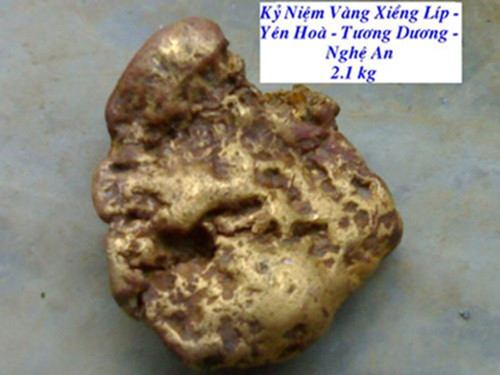 Nhặt được cục vàng 2.1kg khi đi rẫy: Một người dân may mắn ở tỉnh Nghệ An, Việt Nam “nháy mắt” trở thành tỷ phú khi vô tình nhặt được cục vàng 2,1 kg khi lên rẫy.