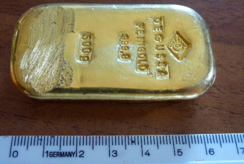 Đi bơi, thiếu nữ 16 tuổi nhặt được miếng vàng nửa kg: Sự việc diễn ra ở hồ nước ngọt tự nhiên Koenigssee thuộc bang Bavaria, miền nam nước Đức hồi tháng 8/2015. Cô gái tuổi teen bất ngờ phát hiện thỏi vàng nằm cách mặt nước khoảng 2 m. Theo ước tính thỏi vàng nói trên có giá trị lên đến hơn 18.000 USD.