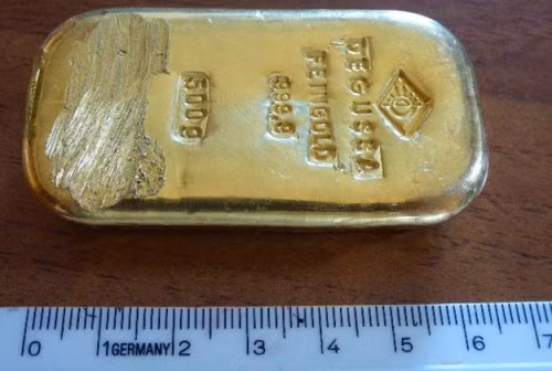 Đi bơi, thiếu nữ 16 tuổi nhặt được miếng vàng nửa kg: Sự việc diễn ra ở hồ nước ngọt tự nhiên Koenigssee thuộc bang Bavaria, miền nam nước Đức hồi tháng 8/2015. Cô gái tuổi teen bất ngờ phát hiện thỏi vàng nằm cách mặt nước khoảng 2 m. Theo ước tính thỏi vàng nói trên có giá trị lên đến hơn 18.000 USD.