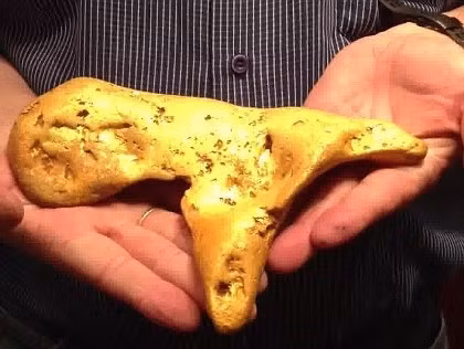 Tháng 1/2013, một người đàn ông Australia tìm thấy cục vàng nguyên khối nặng đến 5,5kg. Cục vàng tự nhiên khổng lồ này có dạng chữ Y, được người đàn ông đào được ở Ballarat, bang Victoria, nằm dưới mặt đất 60cm. Giá trị thực của khối vàng khổng lồ này vào khoảng 320.000 USD.