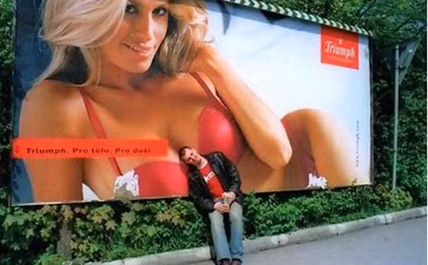 Chỗ ngả đầu thật lý tưởng cho các anh chàng trên biển quảng cáo của hãng đồ lót Triumph.