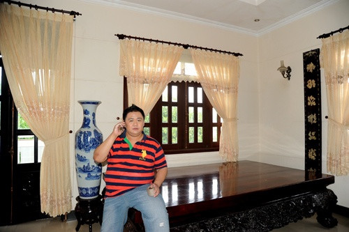 Tầng trên là nơi nghỉ ngơi và thờ cúng. Anh chia sẻ mình rất chú trọng việc thắp hương cho tổ tiên, ông bà.