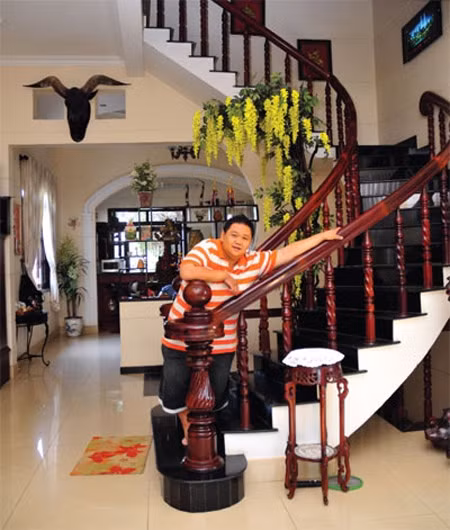 Nghệ sĩ hài này chọn nội thất gỗ chủ đạo giúp căn nhà nổi bật và sang trọng hơn.