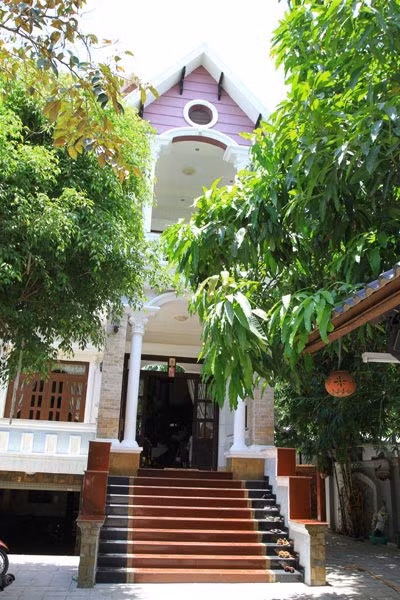  Ngôi nhà của Minh Béo ở cùng mẹ và anh trai nằm trên đường Trần Nhân Tông (Q.10, TP HCM). Ngôi nhà của nghệ sĩ hài này sang trọng và thu hút mọi người bởi nội thất bằng gỗ. Các thiết kế trang trí trong nhà đều tận dụng tối đa chất liệu này.