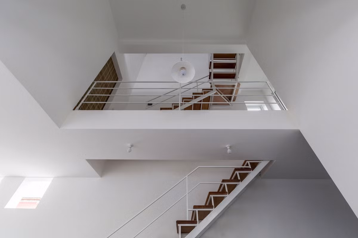 Cầu thang nhà cũng được thiết kế thoáng đãng.