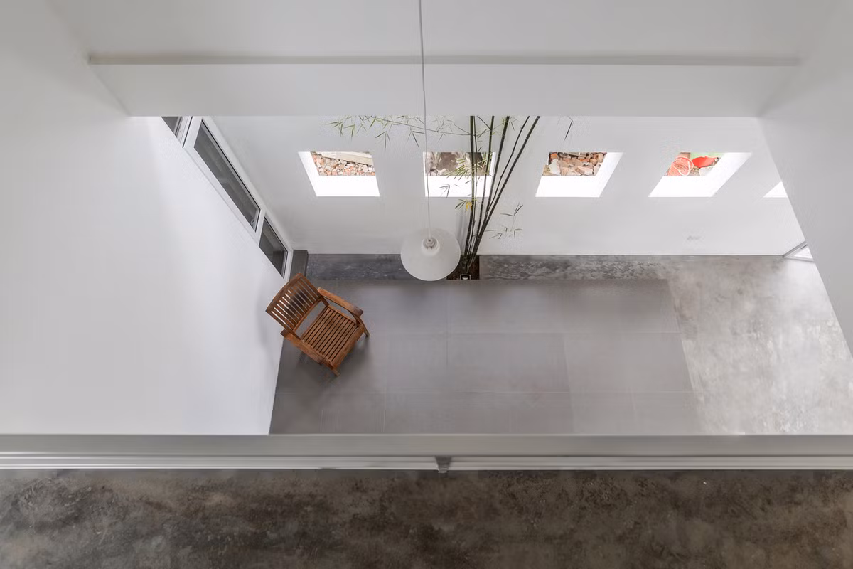 Tất cả các phòng đều được bố trí với view nhìn ra khu vườn dài và hẹp.