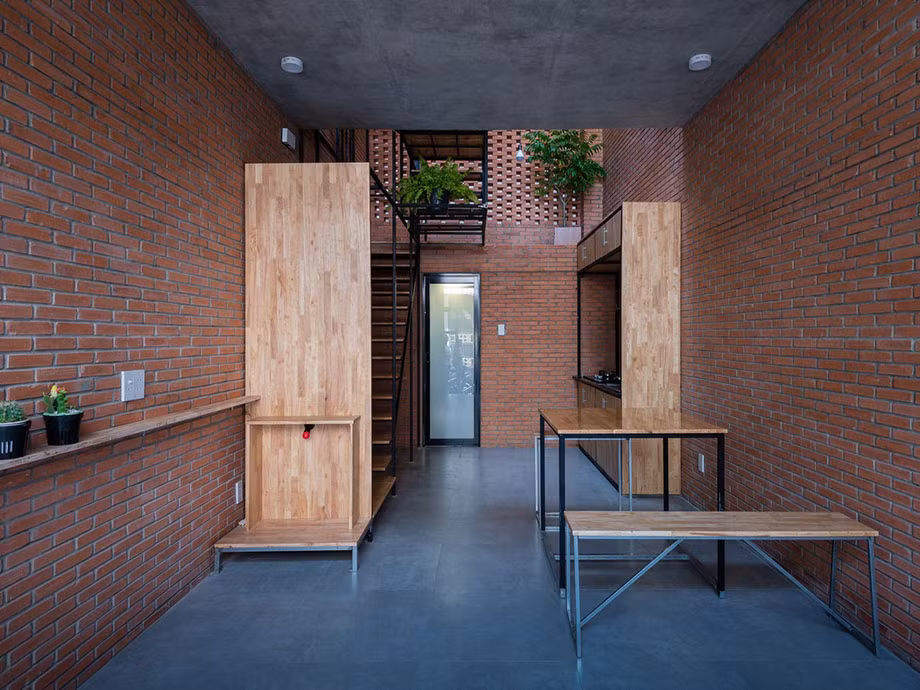 Để tiết kiệm chi phí, các kiến trúc sư đơn giản hóa các chi tiết, vật liệu và các đồ nội thất, đồng thời tối ưu hóa các không gian chức năng và giảm chiều cao của mỗi tầng.