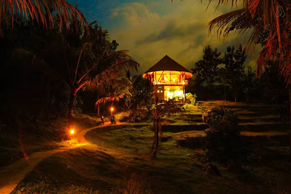 Khu nghỉ dưỡng Nhà cây ở Bali có vị trí ngay gần biển và nhiều dịch vụ khiến du khách bị hấp dẫn.