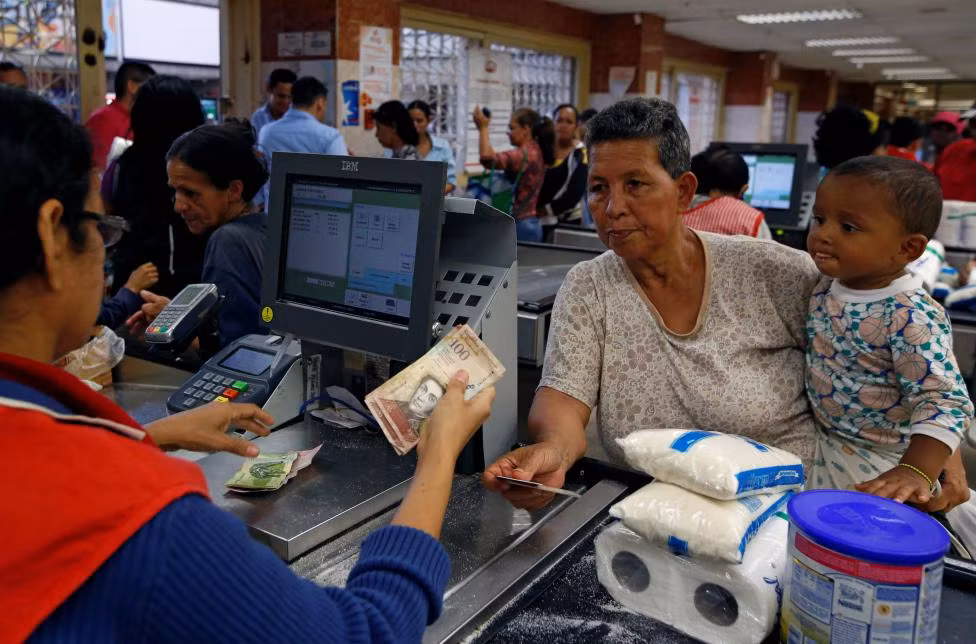 Sau khi mua được hàng, những người dân nhanh chóng ra quầy thanh toán.