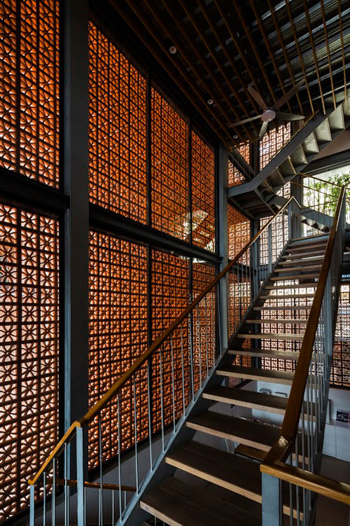 Gạch thông gió là vật liệu truyền thống của Việt Nam nhằm làm mát khôn gian bên trong tòa nhà và tạo bóng khi những tia nắng mặt trời gay gắt chiếu vào.