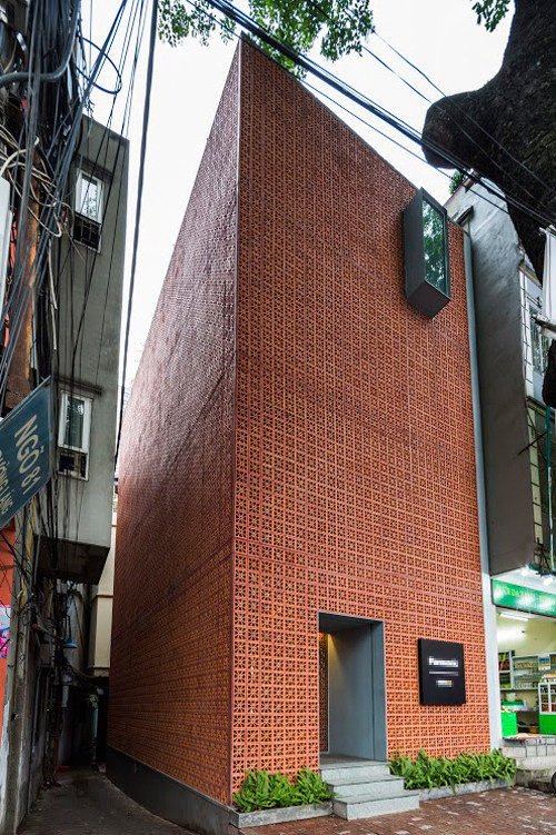 Phòng trưng bày độc đáo này là một tòa nhà 5 tầng, xây trên mặt bằng 72 m2, thuộc đường Láng, quận Đống Đa, Hà Nội.