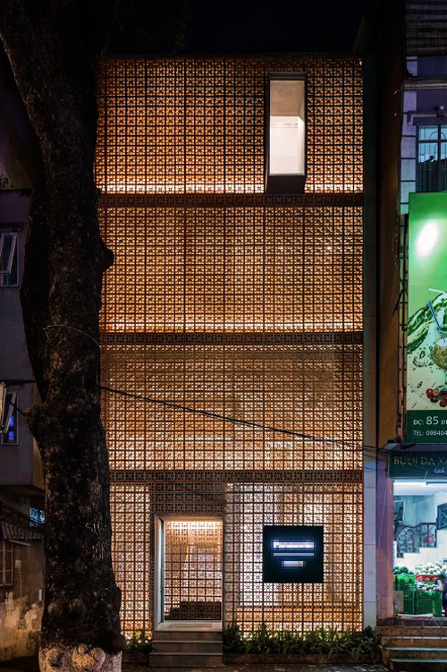 Vào buổi tối, ánh sáng từ bên trong phản chiếu qua các lỗ gạch khiến tòa nhà trông giống như chiếc đèn lồng lộng lẫy.