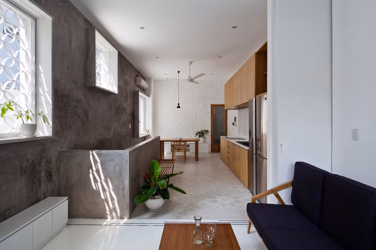 Ngôi nhà có hình dạng đơn giản với diện tích tối đa theo quy chuẩn xây dựng và các khoảng mở từ cửa sổ tiếp xúc bên ngoài.