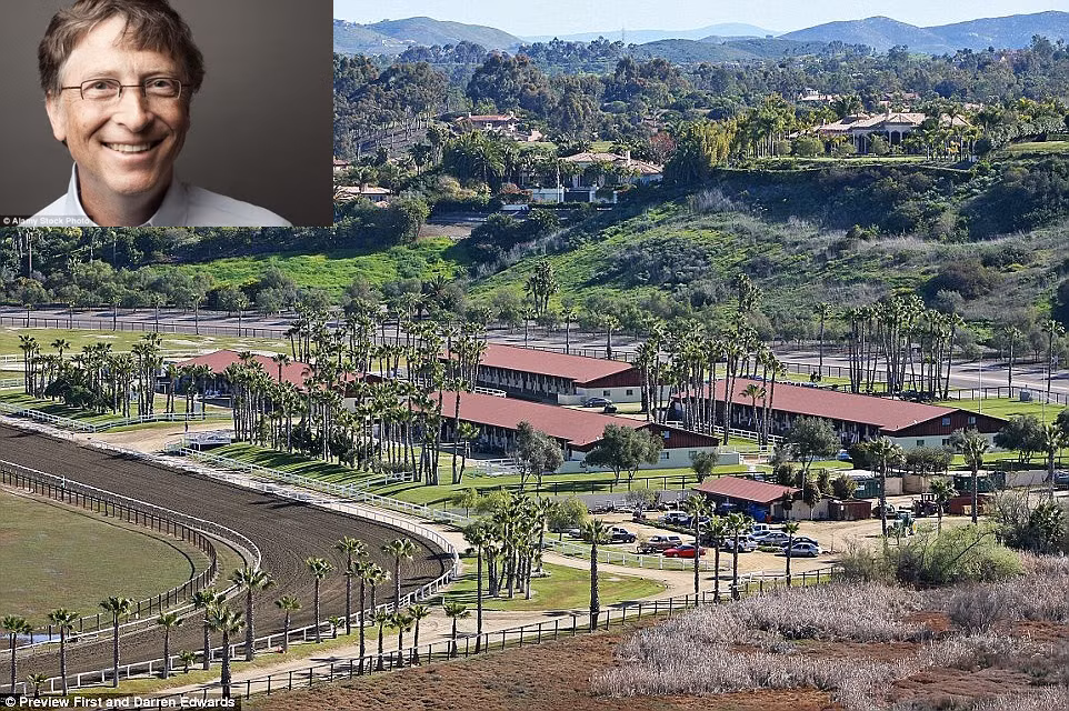 Tỷ phú Bill Gates sở hữu một mảnh đất rộng đến 50.000 mét vuông ở Rancho Santa Fe, California. Thiên đường nghỉ dưỡng của tỷ phú giàu nhất thế giới này gồm nhà khách, 4 nhà kho, một đường đua ngựa dài.
