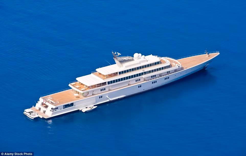 Larry Ellison đã thuê kiến trúc sư nổi tiếng nhất thế giới, Michael Graves thiết kế một căn biệt thự sang trọng. Căn biệt thự có 9 phòng ngủ, 13 phòng tắm. Ngoài ra, tỷ phú này còn sở hữu chiếc du thuyền dài khoảng 88m để du ngoạn trên biển.