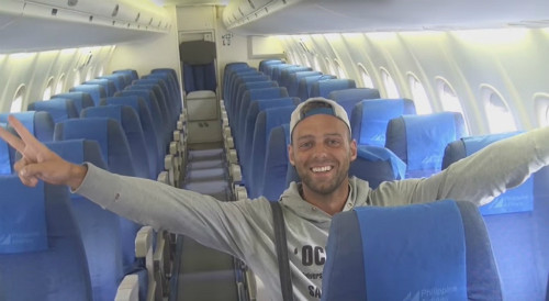 Simon cho rằng mình đã gặp may, do các chuyến bay từ Manila tới Boracay thường rất đông khách. Anh đã chụp hình lại chuyến bay cùng các tiếp viên.