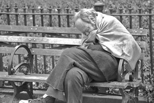 Người vô gia cư thừa kế 6 triệu USD: Tomas Martinez, 67 tuổi là người vô gia cư sống trên phố Santa Cruz de le Sierra, Bolivia. Đến một ngày đẹp trời cảnh sát đã mang đến tin tốt lành cho ông, đó là khoản tiền 6 triệu USD thừa kế từ người vợ cũ. Martinez ngỡ rằng cảnh sát tìm đến bắt ông vì vấn đề liên quan đến ma túy và rượu, ông vội vàng bỏ chạy. Các tờ báo địa phương gọi ông là “triệu phú mới không biết đến tài sản của mình”. Đây không phải trường hợp bỗng dưng trở thành tỷ phú, triệu phú duy nhất trên thế giới.