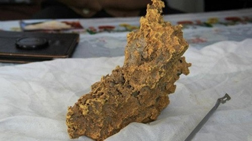 Đi chăn bò nhặt được cục vàng gần 8 kg: Trong lúc chăn thả gia súc, một nông dân ở khu tự trị Tân Cương của Trung Quốc thấy cục vàng có khối lượng tới 7,85 kg hồi năm 2015. Khi được phát hiện, cục vàng lớn dài khoảng 23 cm, rộng 18 cm và dày 8 cm gần như nằm lộ thiên trên mặt đất. Nông dân Berek Sawut cho hay, ông phát hiện ra cục vàng một cách "ngẫu nhiên".