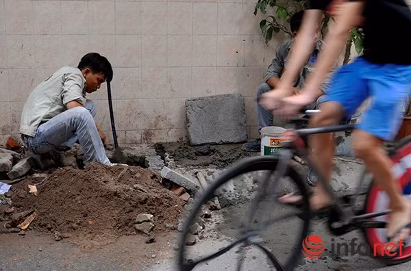 Theo tìm hiểu của phóng viên Infonet, nguyên nhân dẫn đến tình trạng bị cắt nước này là do hệ thống đường nước sinh hoạt bị hỏng và vẫn trong giai đoạn sửa chữa.