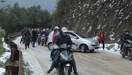 Đỉnh Mẫu Sơn (Lộc Bình, Lạng Sơn) tuyết rơi dầy và kéo dài, thu hút du khách kéo đến thưởng ngoạn rất đông, khiến giao thông ách tắc. Ảnh: Tiền Phong.