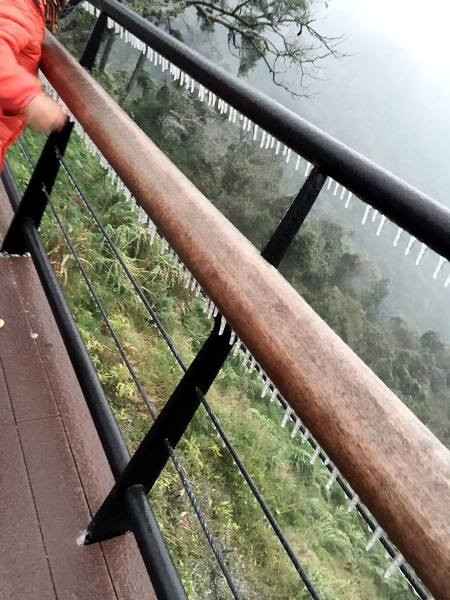 Băng xuất hiện ở khắp nơi, kể cả các thành cầu ở Tam Đảo. Ảnh: Người đưa tin.