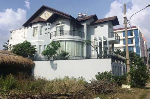 Theo điều tra, khoảng 21h ngày 24/10, ông Huỳnh Văn Cung (56 tuổi) và gia đình đi ăn tối về thì thấy bên ngoài căn biệt thự có dấu hiệu bị kẻ lạ đột nhập. Vào trong kiểm tra, ông Cung phát hiện két sắt trên lầu 1 bị trộm đục phá lấy mất 30 lượng vàng SJC, một số nữ trang bằng vàng 18K cùng 20.000 USD. Tổng giá trị tài sản bị mất trộm hơn 1,7 tỉ đồng.