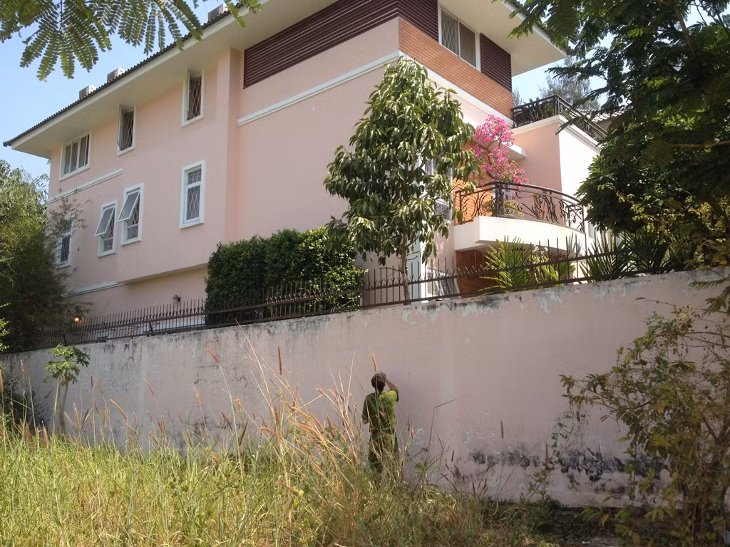 Cụ thể, tối 6/3, ông H. (chủ căn biệt thự ở đường số 3, khu dân cư Phú Xuân) sau khi đi đám cưới về thì phát hiện nhà có dấu hiệu bị trộm đột nhập. Qua kiểm tra tài sản, ông H. phát hiện chiếc két sắt bị trộm đục phá, lấy đi toàn bộ tài sản trị giá khoảng 900 triệu đồng.