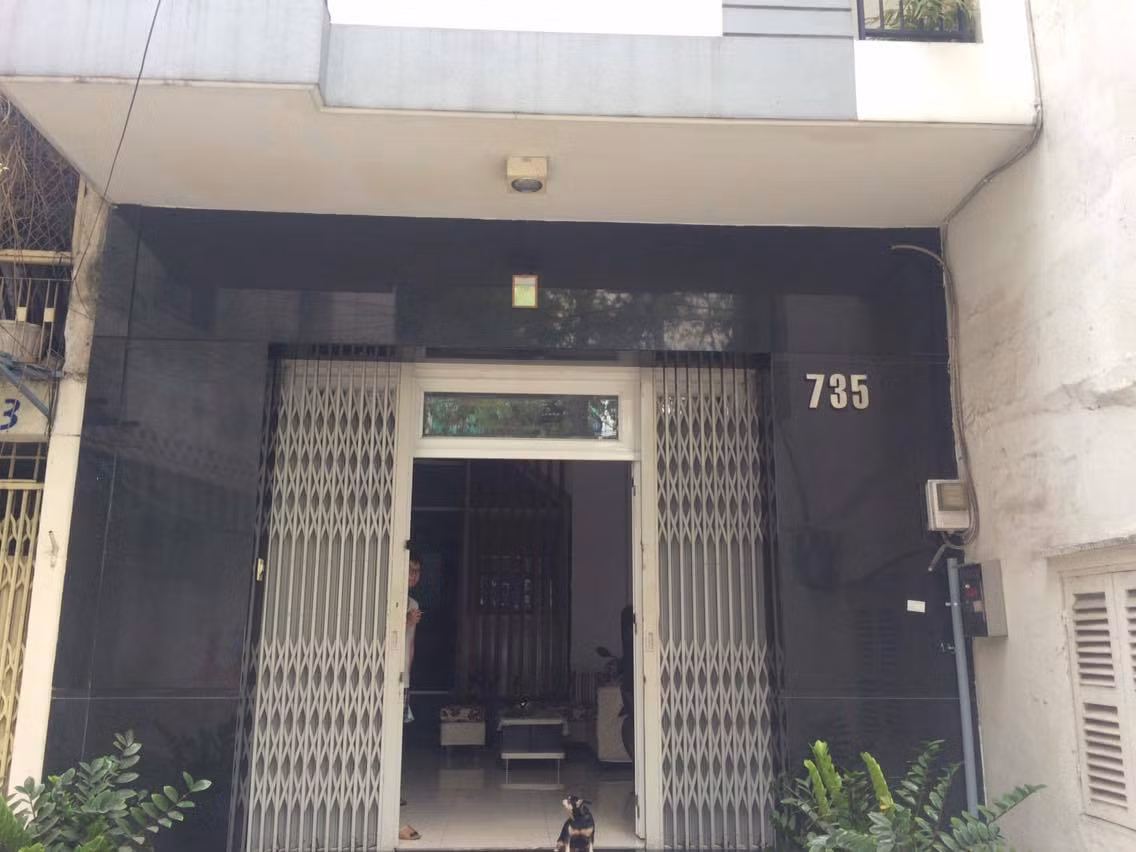 Chiều 7/3/2016, chủ nhà là bà V.T.K.H (SN 1956) đi làm về nhà thì phát hiện căn nhà 3 tầng của mình bị trộm đột nhập. Được biết, số tài sản mà bà H khai báo mất gồm: 40 lượng vàng, 4.000 USD, hơn 100 triệu đồng tiền mặt và nhiều giấy tờ quan trọng. Tổng giá trị tài sản bị trộm lấy là hơn 1,5 tỷ đồng.