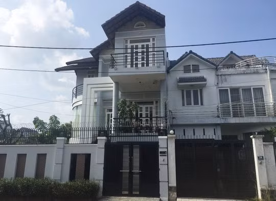 Ngày 24/10/2015, căn biệt thự ven sông Sài Gòn (phường Hiệp Bình Chánh, quận Thủ Đức, TP HCM), từng bị trộm đột nhập lấy đi hơn 1,7 tỉ đồng.