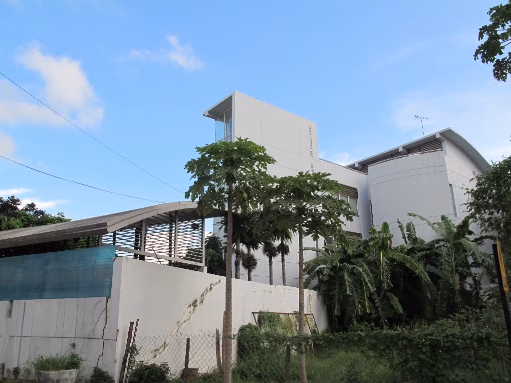 Ngày 12/8/2015, ông N.M.T. (48 tuổi, ngụ đường Giang Văn Minh, phường An Phú, quận 2) đến Công an phường trình báo việc biệt thự bị mất trộm số tài sản “khủng” gồm: 170.000 USD, 2 lượng vàng và một số trang sức bằng vàng khác (trị giá hơn 3,5 tỉ đồng). Ảnh: Căn nhà bề thế của ông T.