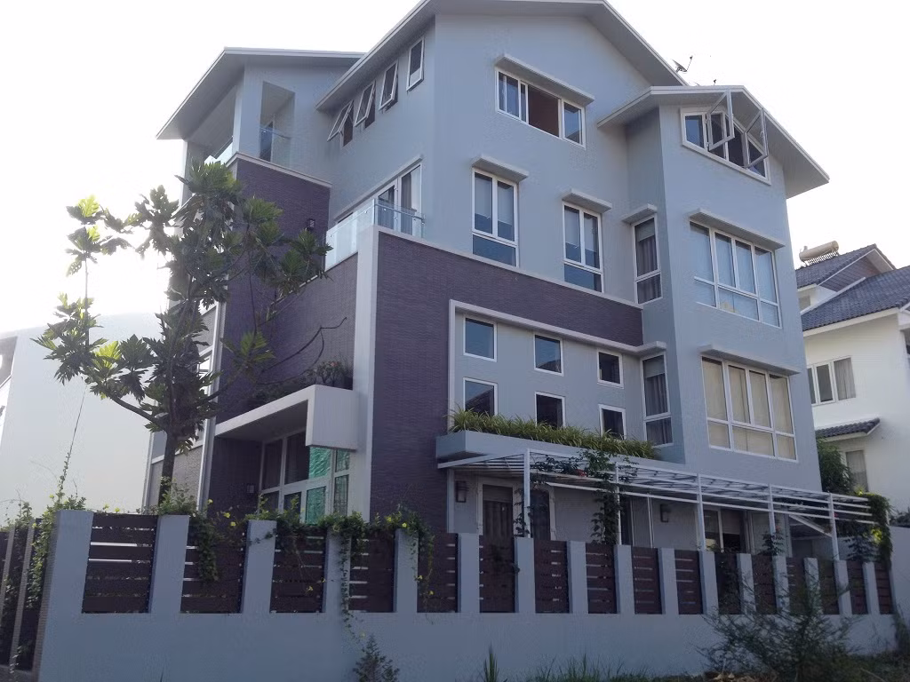 Theo trình báo của ông Nam (48 tuổi, chủ căn biệt thự ở đường Giang Văn Minh, phường An Phú, quận 2) khoảng 8h ngày 12/8/2015, ông đi làm về nhà thì phát hiện một tờ ngoại tệ rớt ở tầng trệt. Hốt hoảng chạy lên phòng ngủ lầu 2 thì gia chủ tá hỏa thấy két sắt bị kẻ gian cạy phá lấy đi 170.000 USD và nhiều nữ trang bằng vàng. Tổng giá trị tài sản ông Nam trình báo bị mất khoảng 4 tỷ đồng. Ảnh minh họa.