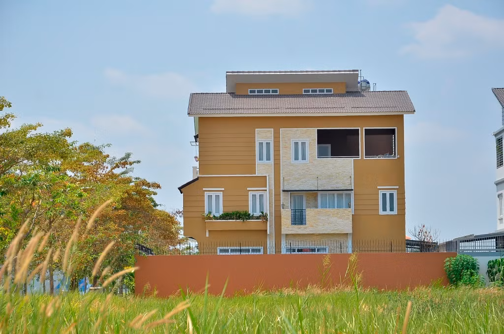 Cũng trong đêm 6/3, căn biệt thự hoàng tráng của bà Tr. nằm trên đường số 25 (khu dân cư Phú Xuân) cũng bị trộm “viếng thăm”, lấy đi số tài sản giá trị hơn 600 triệu đồng.