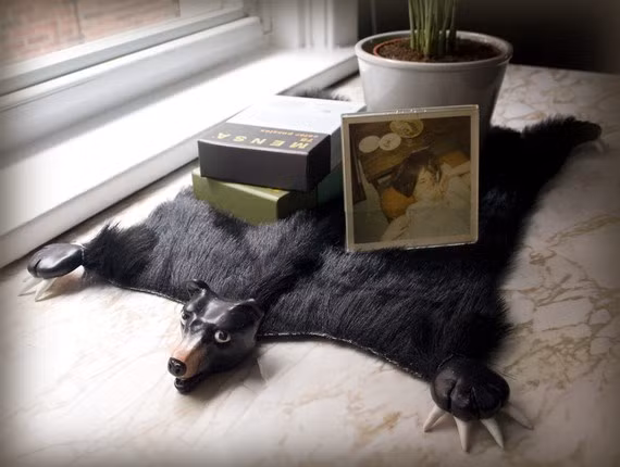 Tấm thảm trải sàn hình thú là món đồ trang trí nhà vô cùng thu hút ấn tượng.