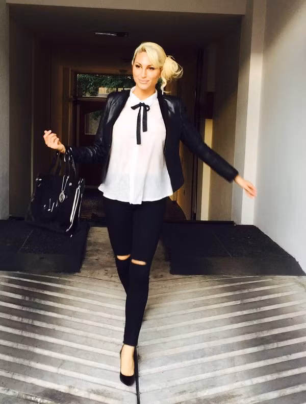 Khi được người dẫn chương trình bông đùa về vấn đề khoảng cách chiều cao giữa 2 người, người đẹp đã hồn nhiên chia sẻ: "Những người tình tuyệt vời nhất của tôi trông đều xấu xí". Câu nói của cô khiến khán giả trường quay ồ cười.