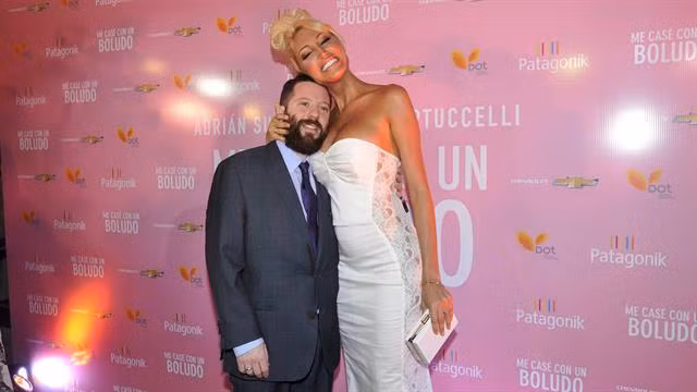 Cuoi te ghe hinh anh dai gia nam lun dung canh my nhan