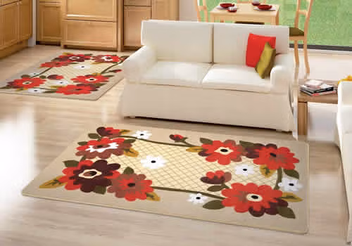 Phòng khách nổi bật hơn với thảm hoa rực rỡ sắc màu.