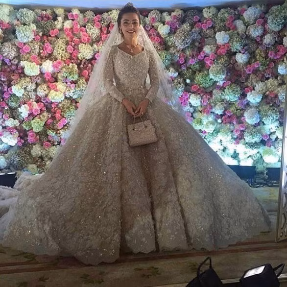 Đám cưới xa hoa của chú rể Said Gutseriev và cô dâu Khadija Uzhakhovs (20 tuổi) diễn ra tại trung tâm tiệc cưới sang trọng Safisa, tại thủ đô Moscow (Nga). Váy cưới của Khadija Uzhakhovs mang hiệu Elie Saab được nhập khẩu từ Paris (Pháp) trị giá khoảng 25.000 USD.