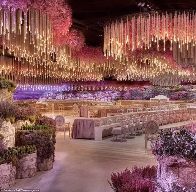 Bữa tiệc cưới được trang hoàng bởi hàng nghìn bông hoa tươi và đèn chùm theo chủ đề vườn treo Babylon.