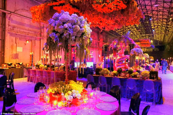 Các thực khách được mời tới khách sạn 5 sao tại đất nước Ý xa xôi tròn 3 ngày để dự đám cưới xa hoa của con trai tỷ phú. Tất cả được bố trí chỗ ăn nghỉ sang trọng để chúc mừng đôi tân lang tân nương.