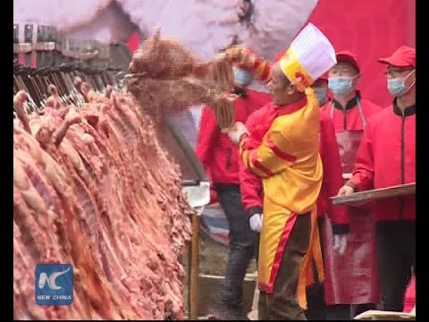 Người đầu bếp tài ba nhanh tay lật từng mảng thịt cừu.