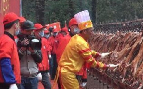 Ông Jiang bắt đầu nghề nướng thịt tại Nam Ninh vào năm 1997 và từng đạt được nhiều kỷ lục về việc nướng thịt..