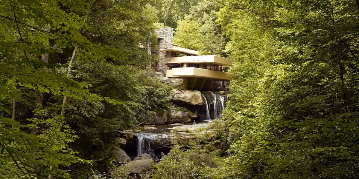 Ngôi nhà có tên Fallingwater của kiến trúc sư Frank Lloyd Wright hoàn thành vào năm 1964, tọa lạc tại Pittsburgh, bang Pennsylvania, Mỹ.