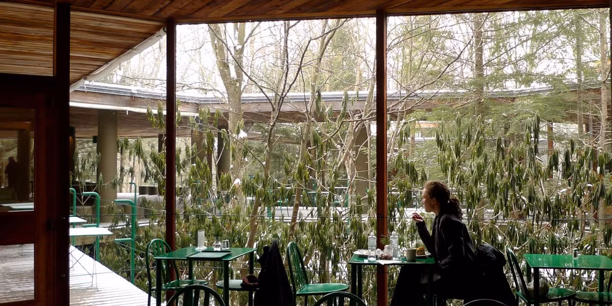 Nội thất của nó một phần được chuyển đổi thành quán cà phê.