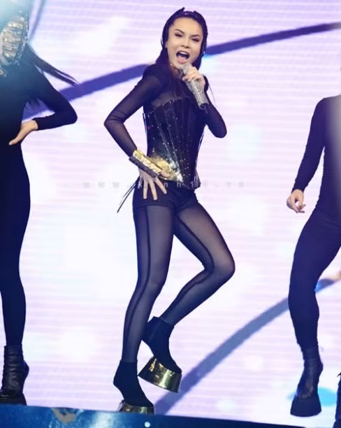 Yến Trang với đôi bốt móng ngựa cổ ngắn trên sân khấu ca nhạc. Việc chọn mẫu giày này cho một tiết mục đòi hỏi vũ đạo quả là một quyết định táo bạo của nữ ca sĩ.