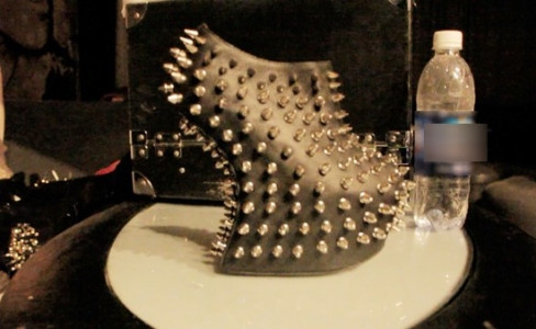 Đôi giày đặc biệt này được Thảo Trang sử dụng khi quay MV Party all night. Nữ ca sĩ từng chia sẻ, cô không cảm thấy an toàn khi vừa hát vừa nhảy trên đôi giày kiểu dáng "độc" này.